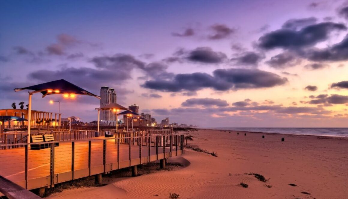 One of the biggest draws of South Padre Island nightlife is its stunning coastal setting.