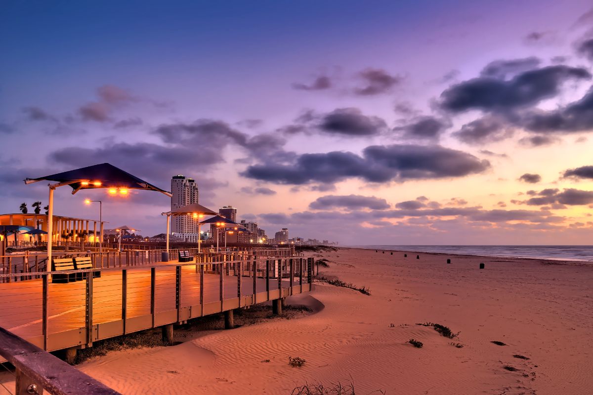 One of the biggest draws of South Padre Island nightlife is its stunning coastal setting.